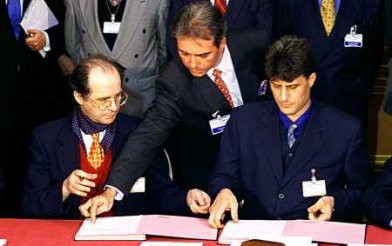Албанцы подписывают договор в одностороннем порядке. Фото: AP