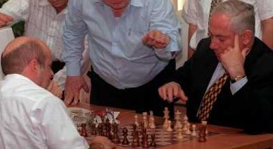 Щаранский обыгрывает Нетаниягу в русские шахматы, фото: Нати Харник, Associated Press
