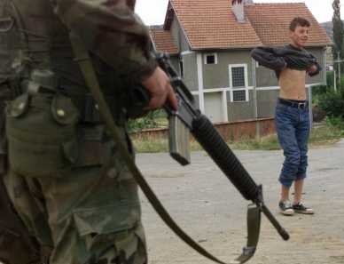 Американский десантник обыскивает сербского подростка. Зегра, Косово, четверг, 24 июня 1999.
Фото: Ruth Fremson, Associated Press