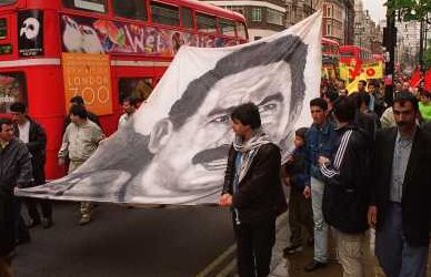Сторонники Оджалана в Лондоне протестуют против смертного приговора своему кумиру. 29 июня 1999. Фото: Martin Bureau, Associated Press