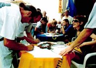 Сбор подписей под петицией с требованием об отставке Милошевича. Ниш, 7 июля 1999 года.
Фото: Reuters