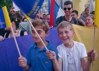 Юные сторонники отставки Милошевича на демонстрации в Ужице. 7 июля 1999 года.Фото: Reuters