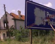 В Косово меняют сербские указатели на албанские.
Фото: David Guttenfelder, Associated Press