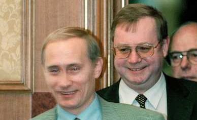 Старый и новый председатель правительства России. Фото: Associated Press